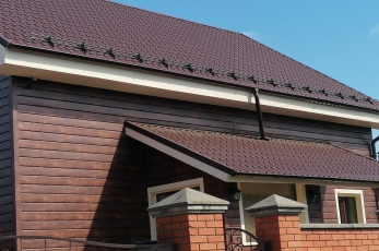 Металлсайдинг Евробрус Cherry Wood,Металлочерепица Хайстеп Стальной Бархат 8019,Фасадная панель Деке Стерн Новахо